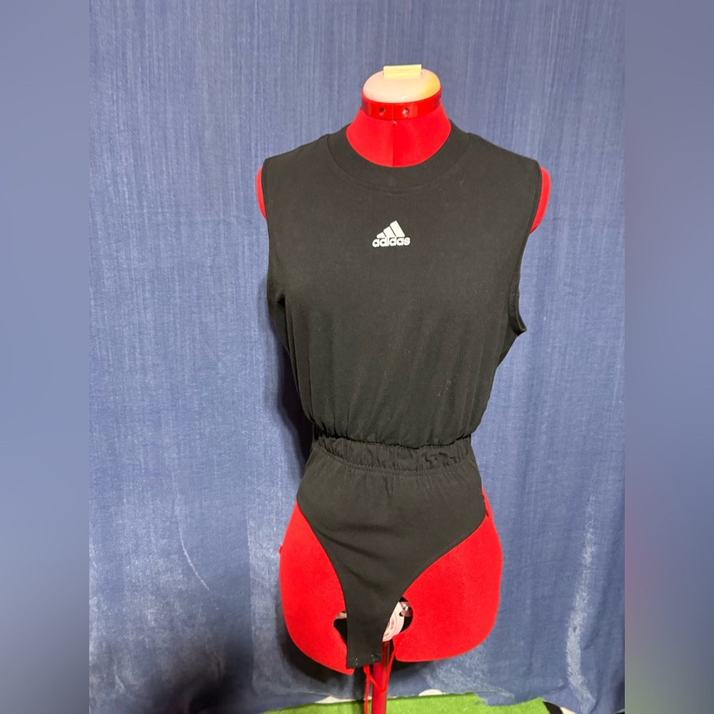 Adidas SPORTSWEAR DANCE BODYSUIT
Snap closure size S